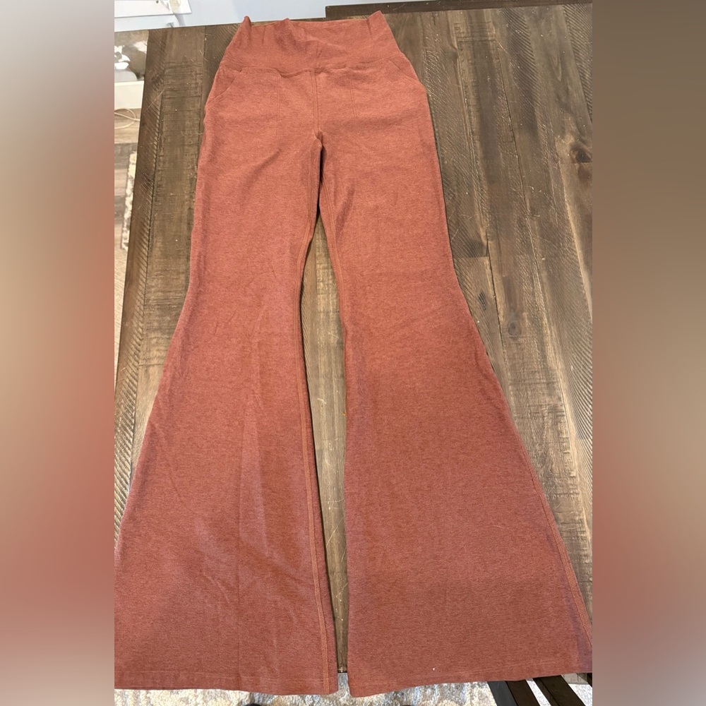 Beyond Yoga wide Flared Leggings, pockets. SZ-SMALL, brown/orange.RUST color
